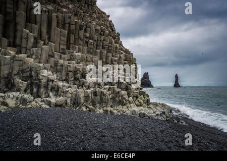 Les colonnes de basalte plage Reynisfjara qui jouit, en Islande Banque D'Images