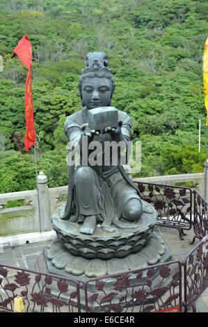 L'un des six Divas connus sous le nom de « l'offrande des six Divas » (alias six Devas); statues de bronze au Bouddha Tian Tan, île Lantau, Hong Kong Banque D'Images