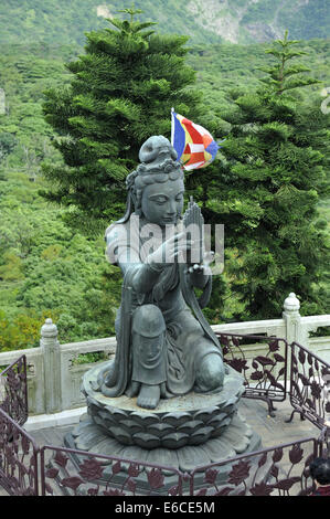 L'un des six Divas connus sous le nom de « l'offrande des six Divas » (alias six Devas); statues de bronze au Bouddha Tian Tan, île Lantau, Hong Kong Banque D'Images