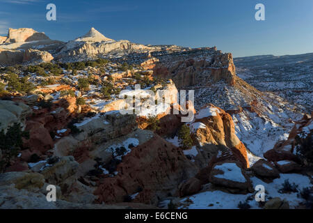 Capitol Reef National Park, en Utah. USA. Falaises d'hiver. Fougères Nipple dans la distance. Waterpocket Fold. Plateau du Colorado. Banque D'Images