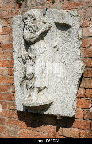 Sculpture relief médiéval du Christ portant la croix au Torcello Museum sur l'île de Torcello dans la lagune de Venise. Banque D'Images