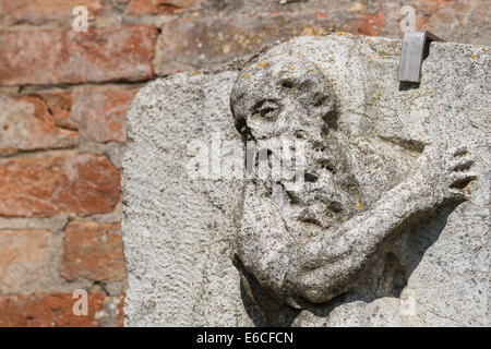 Détail relief médiéval du Christ portant la croix au musée sur l'île de Torcello Torcello dans la lagune de Venise. Banque D'Images