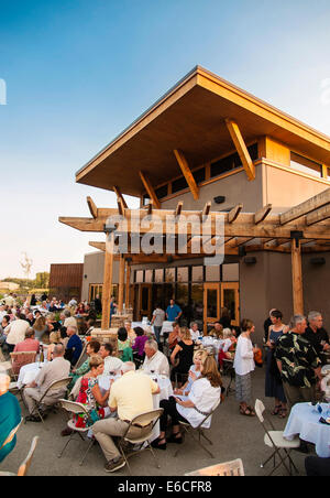 USA, Washington, Walla Walla. Un concert en plein air et de vin dans un vignoble dans la région de Walla Walla. Banque D'Images