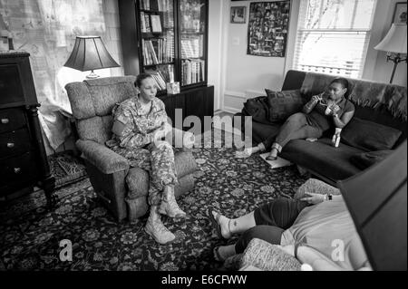 Fayetteville, North Carolina, USA. 19 mai, 2014. Circuit de l'armée américaine. (Le soldat de première classe) Natasha Schuette, 21 ans, a été agressée sexuellement par son sergent instructeur au cours de la formation de base et par la suite le harcèlement subi par d'autres rapports de forage sergents après l'assaut au Fort Jackson en Caroline du Sud. Bien que le s.. Louis Corral sert seulement quatre ans de prison pour avoir agressé son et quatre autres filles, Natasha souffre quotidiennement de SSPT à cause de l'attaque. Maintenant en poste à Fort Bragg, Caroline du Nord, elle participe à une séance de counseling civils parce qu'il est trop difficile d'obtenir regula Banque D'Images