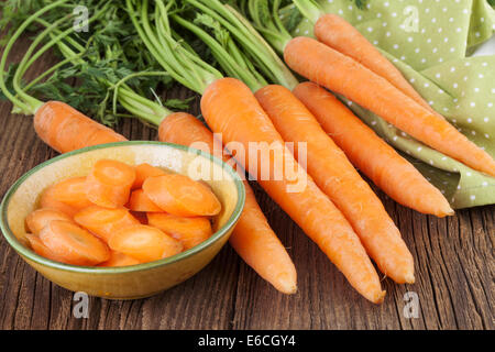 Carottes fraîches sur un fond de bois Banque D'Images