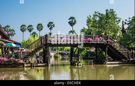 Pont avec floewer marché flottant d'Ayutthaya, Thaïlande Banque D'Images