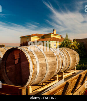 USA, Washington, Yakima Valley. Des tonneaux de vin sur le camion dans la Red Mountain AVA dans l'Est de Washington. Banque D'Images