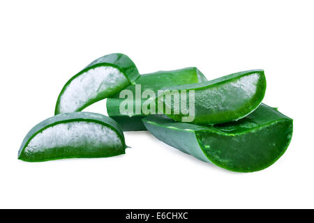 Feuille d'aloe vera et des tranches isolé sur fond blanc Banque D'Images