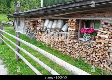 Vieux bidons de lait dans un chalet de montagne Banque D'Images