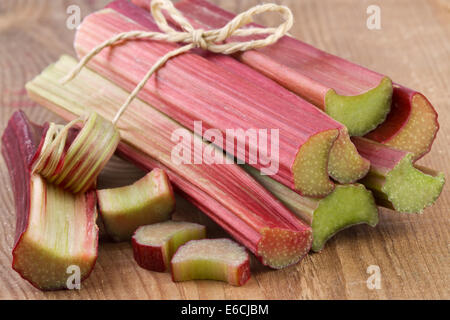 La rhubarbe sur fond de bois Banque D'Images