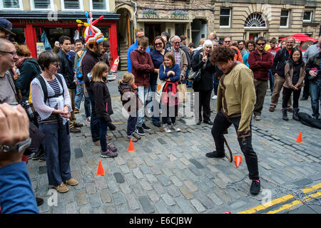 Dans l'escapologist divertit High Street, Édimbourg pendant le Festival Fringe Banque D'Images