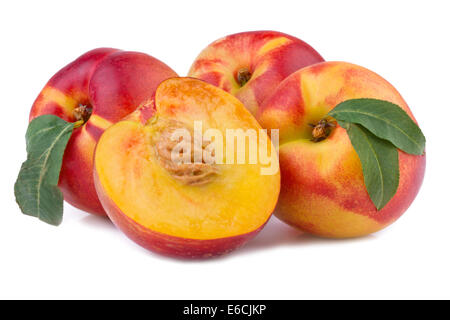 Pêche ou nectarine isolated on white Banque D'Images