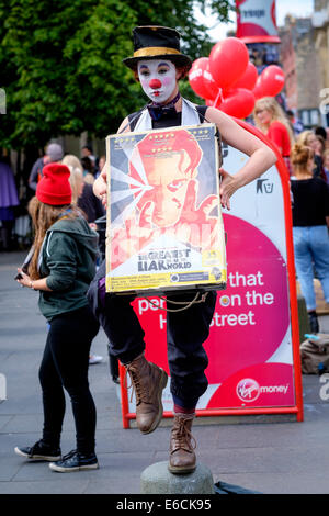 Les artistes interprètes ou exécutants de divertir et de promouvoir leur spectacle dans la High Street, Édimbourg Banque D'Images