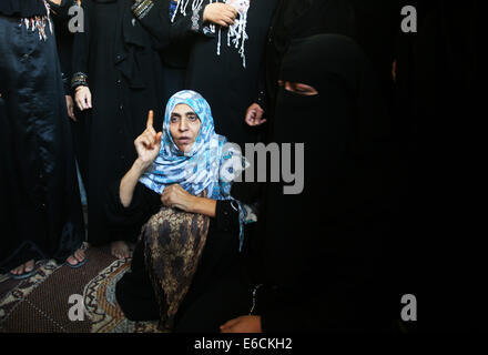 Gaza, Deir el-Balah dans le centre de la bande de Gaza. 20e Août, 2014. Un Palestinien de l'Alouh relative, de la famille qui ont été tués dans une frappe aérienne israélienne, pleure pendant leurs funérailles à Deir el-Balah dans le centre de la bande de Gaza, le 20 août 2014. Les missiles israéliens ont tué 11 Palestiniens et blessé 20 autres partout dans la bande de Gaza mercredi matin, en détruisant plus de maisons civiles dans la déjà très-endommagée enclave, medecins et des témoins oculaires ont dit. Credit : Yasser Qudih/Xinhua/Alamy Live News Banque D'Images