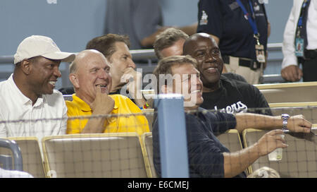 Los Angeles, Californie, USA. 19e Août, 2014. LOS ANGELES, CA - le 19 août : Steven Ballmer, (C) l'ancien PDG de Microsoft, nouveau propriétaire de Los Angeles Clippers, Earvin 'Magic' Johnson (R), co-propriétaire de Los Angeles Dodgers, et Clippers coach Doc Rivers assister à la partie de baseball entre les Dodgers de Los Angeles et San Diego Padres le 19 août 2014, au Dodger Stadium à Los Angeles, Californie.Arorizo ARORIZO © Armando ARMANDO/Prensa Internacional/ZUMA/Alamy Fil Live News Banque D'Images