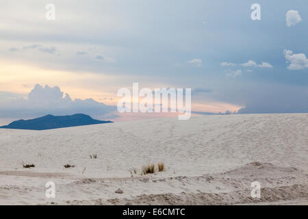 Vue sur la promenade guidée au coucher du soleil au parc national de White Sands (Anciennement Monument National) au Nouveau-Mexique Banque D'Images