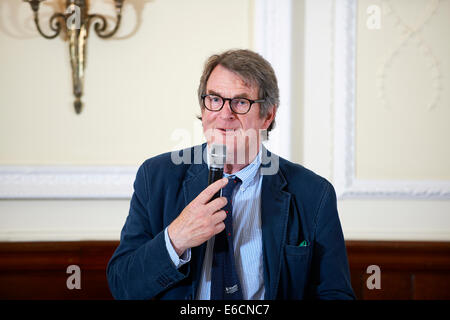 Jeremy Lewis prenant la parole à l'ancien déjeuner littéraire, 19/8/14 Banque D'Images