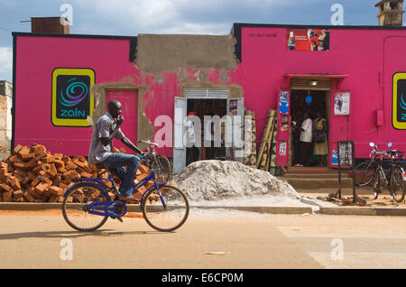 Téléphone mobile la publicité de l'ensemble de Gulu dans le Nord de l'Ouganda. L'utilisation des téléphones mobiles est en augmentation avec la publicité partout. Banque D'Images