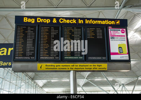 Commission d'information de vol à l'aéroport de Londres Stansted Essex England Royaume-Uni UK Banque D'Images