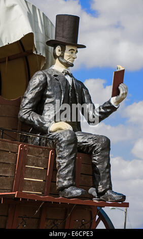 Le Railsplitter chariot couvert dispose d'Abraham Lincoln assis sur un chariot couvert la lecture d'un livre Banque D'Images