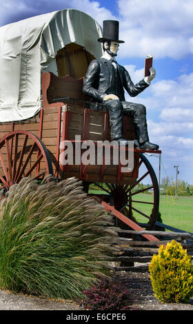 Le Railsplitter chariot couvert dispose d'Abraham Lincoln assis sur un chariot couvert la lecture d'un livre. Banque D'Images