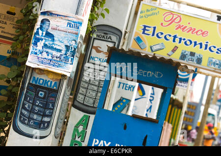 Téléphone mobile la publicité de l'ensemble de Gulu dans le Nord de l'Ouganda. L'utilisation des téléphones mobiles est en augmentation avec la publicité partout. Banque D'Images