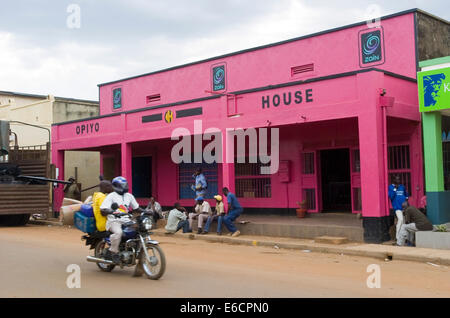 Téléphone mobile la publicité de l'ensemble de Gulu dans le Nord de l'Ouganda. L'utilisation des téléphones mobiles est en augmentation avec la publicité partout. Banque D'Images