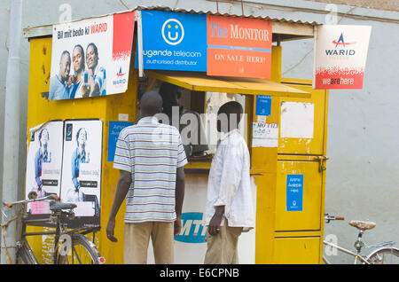 Téléphone mobile la publicité de l'ensemble de Gulu dans le Nord de l'Ouganda. L'utilisation des téléphones mobiles est en augmentation avec la publicité partout. Banque D'Images