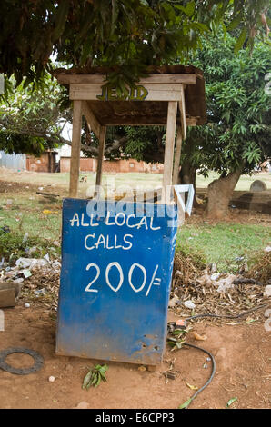 Téléphone mobile la publicité de l'ensemble de Gulu dans le Nord de l'Ouganda. L'utilisation des téléphones mobiles est en augmentation avec la publicité partout. Banque D'Images