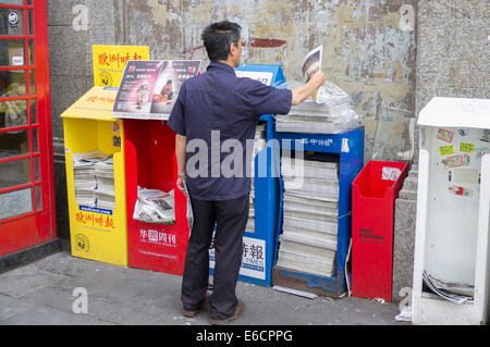 Journaux disponibles pour la population chinoise de Londres. Pris dans Chinatown, Londres, UK Banque D'Images