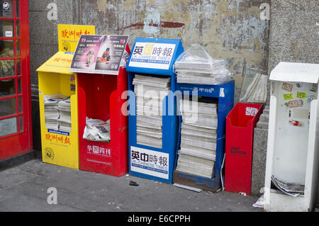 Journaux disponibles pour la population chinoise de Londres. Pris dans Chinatown, Londres, UK Banque D'Images