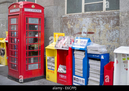 Journaux disponibles pour la population chinoise de Londres. Pris dans Chinatown, Londres, UK Banque D'Images