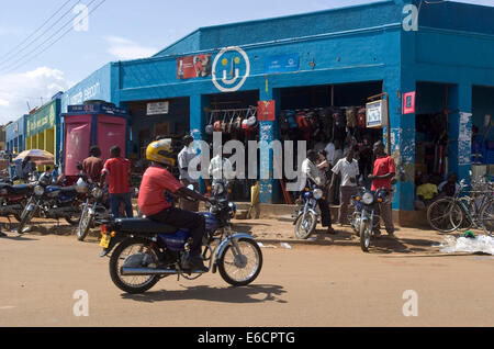 Téléphone mobile la publicité de l'ensemble de Gulu dans le Nord de l'Ouganda. L'utilisation des téléphones mobiles est en augmentation avec la publicité partout. Banque D'Images