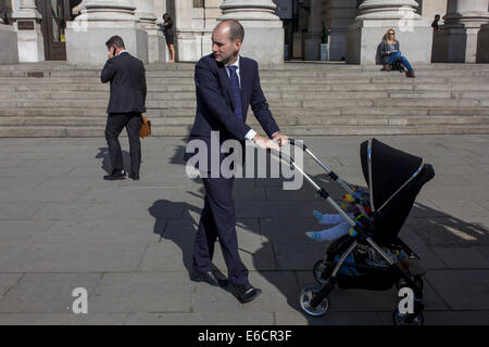 Un homme childminds dans la ville de Londres. Banque D'Images