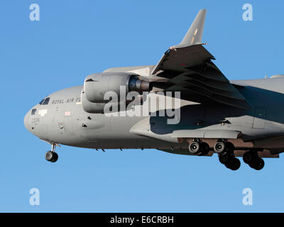 Royal Air Force Boeing C-17A Globemaster grand avion de transport de fret militaire en approche. Libre Vue de côté. Banque D'Images