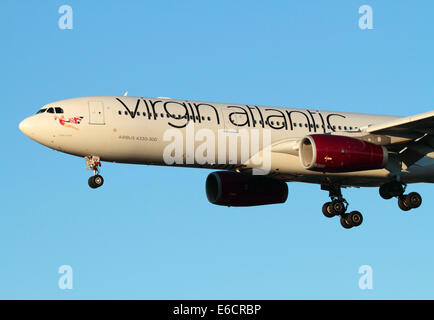 Virgin Atlantic Airways Airbus A330-300 long-courrier avion en approche finale au coucher du soleil. Close-up de la partie avant en vue de côté. Banque D'Images