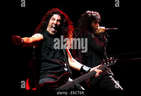 Joey Belladona, chanteur américain de bande d'Anthrax (droite) et le bassiste Frank Bello (à gauche) au cours de la 'Rock al Parque' Festival au Parc Simon Bolivar à Bogota. La capitale a célébré le 20e anniversaire de l'événement culturel. © Sylvia Zárate/Pacific Press/Alamy Live News Banque D'Images