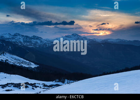 Vue paysage de coucher de soleil sur les montagnes couvertes de neige, Arette-la Pierre-St-Martin, Pyrénées espagnoles en avril 2014. Banque D'Images