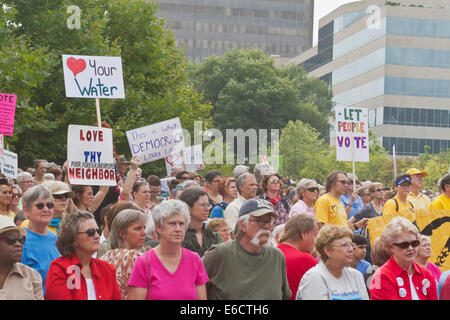 Asheville, Caroline du Nord, USA - 4 août 2014 : les Américains tiennent des signes de protestation politique à un rassemblement lundi moral en NC Banque D'Images