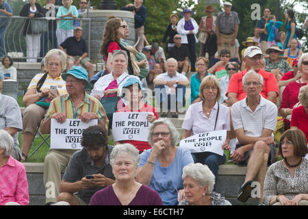 Asheville, Caroline du Nord, USA - 4 août 2014 : les Américains tiennent des signes de protestation politique à un rassemblement lundi moral en NC Banque D'Images