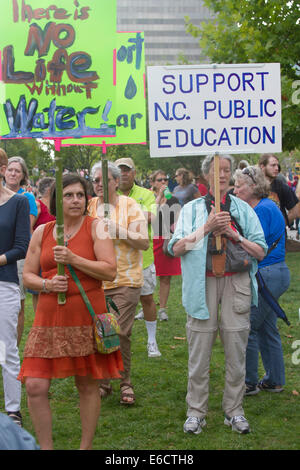 Asheville, Caroline du Nord, USA - 4 août 2014 : les Américains tiennent des signes de protestation politique à un rassemblement lundi moral en NC Banque D'Images