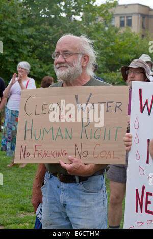 Asheville, Caroline du Nord, USA - 4 août 2014 : homme plus âgé est titulaire d'un signe de protestation de fracturation lundi morale rassemblement à Asheville, NC Banque D'Images