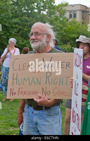 Asheville, Caroline du Nord, USA - 4 août 2014 : homme plus âgé est titulaire d'un signe de protestation de fracturation lundi morale rassemblement à Asheville, NC Banque D'Images