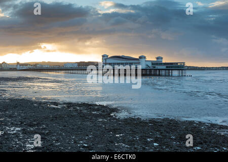 Vue sur le grand quai, vasières exposées et les nuages de tempête au lever du soleil, Weston-Super-Mare, Somerset, UK en novembre 2013. Banque D'Images