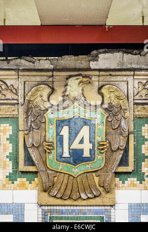 Fragment de l'ancien mur de métro recyclés comme panneau décoratif dans 14th street station célèbre eagle holding protection avec étoile Banque D'Images