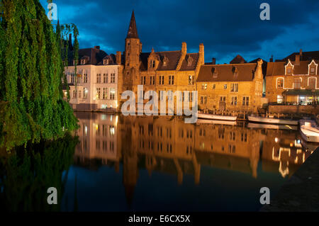 Une vue sur le canal de Rozenhoedkaai ( Rosaire ), Bruges Banque D'Images