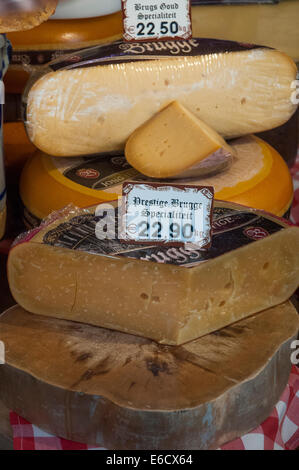 Flamand local à vendre des fromages dans un magasin spécialisé, Bruges, Belgique Banque D'Images