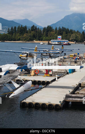 Les hydravions amarrés dans le flotteur-plane la borne à Vancouver, Canada Banque D'Images