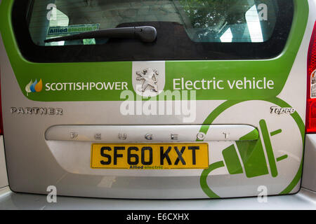 Une voiture électrique étant facturé à gaine PVC Hydro Cruachan Power Station sur la côte ouest d'Écosse. Banque D'Images