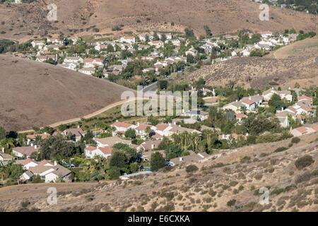 Simi Valley maisons de banlieue niché à flanc de vallées de Californie du Sud. Banque D'Images